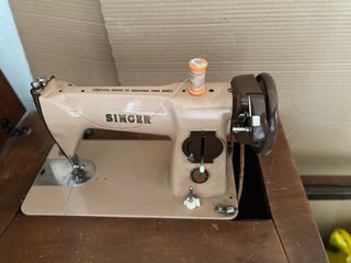 Máquina de coser Singer con mueble de madera maciz
