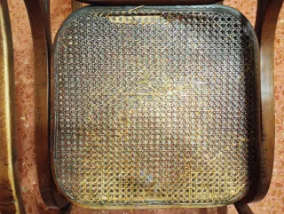 Mecedora antigua de madera y mimbre