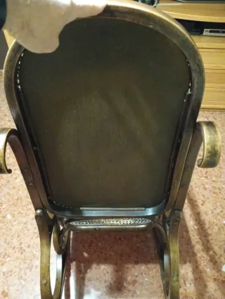 Mecedora antigua de madera y mimbre