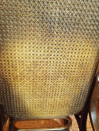 Mecedora antigua de madera y mimbre