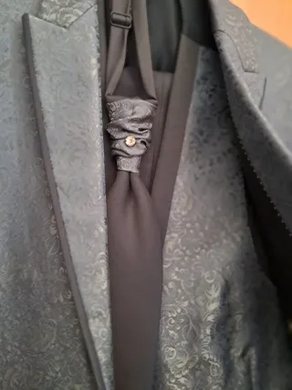 Traje de novio Enzo romano bordado.