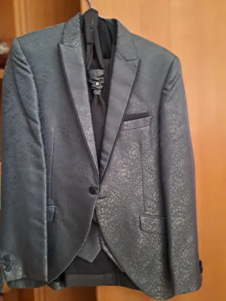 Traje de novio Enzo romano bordado.