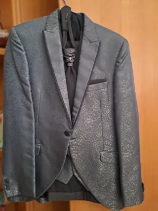 Traje de novio Enzo romano bordado.