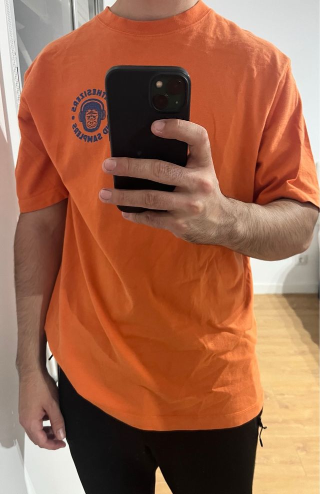 Camiseta naranja con estampado