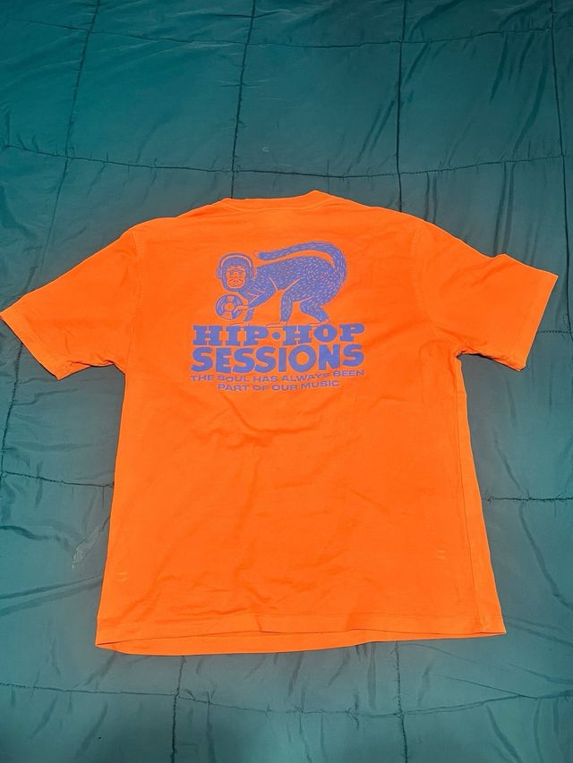 Camiseta naranja con estampado