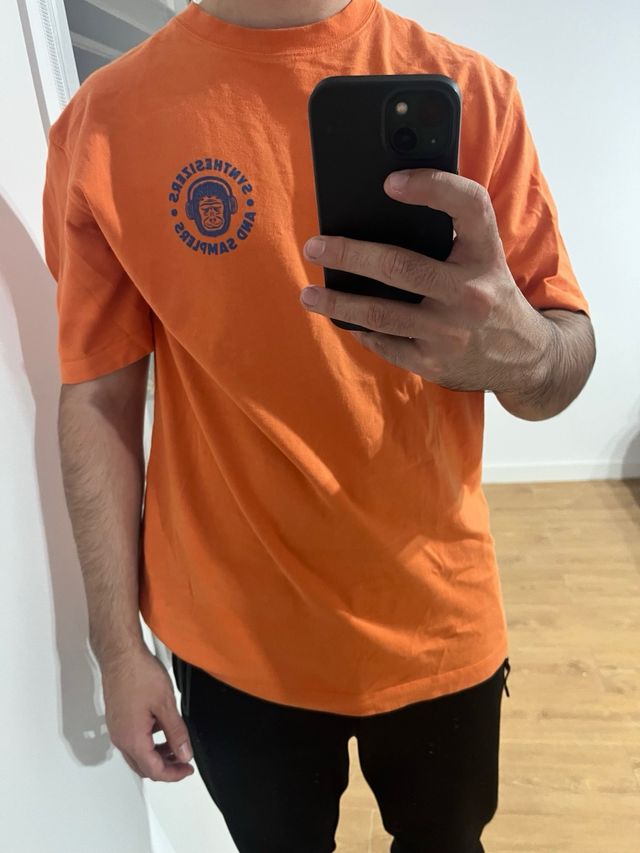 Camiseta naranja con estampado