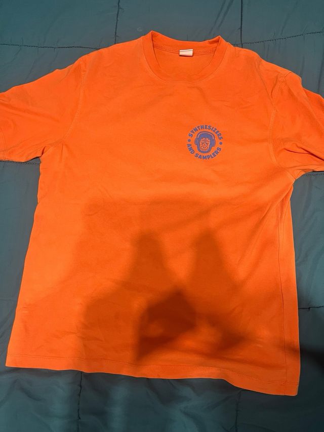 Camiseta naranja con estampado
