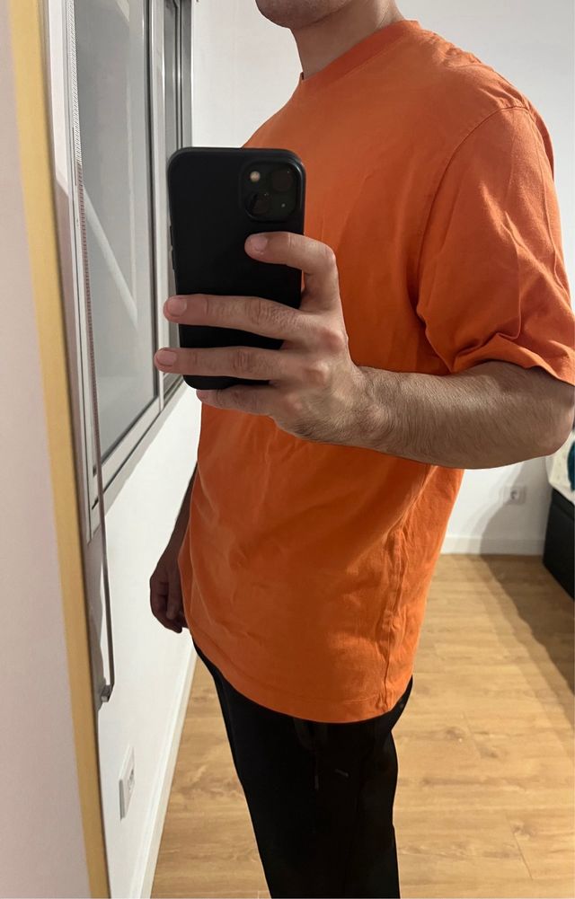 Camiseta naranja con estampado