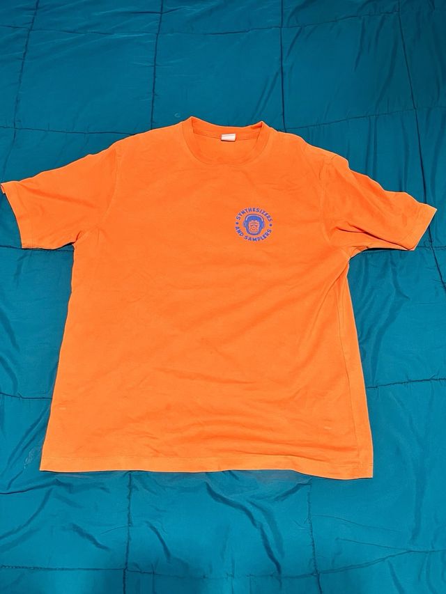 Camiseta naranja con estampado