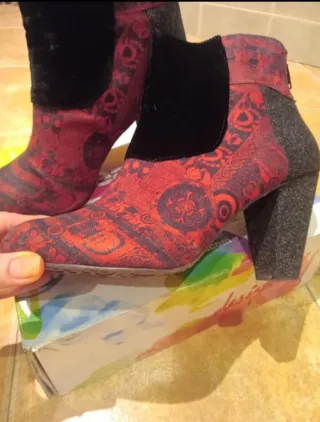 Botines Desigual Rojo y Negro
