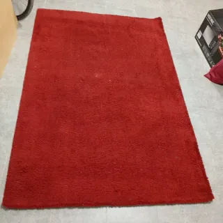 Tappeto pelo lungo rosso. 197 x 135