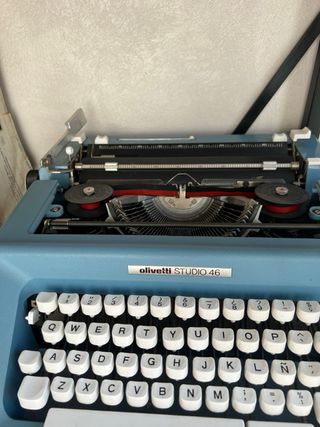 Máquina de escribir Olivetti Studio 46 azul