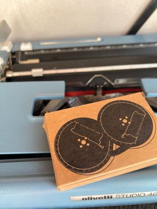 Máquina de escribir Olivetti Studio 46 azul