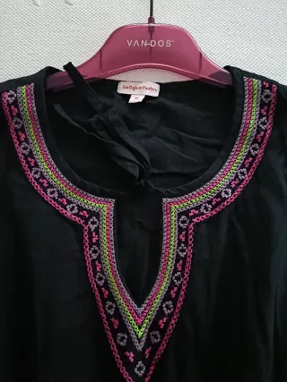 Blusón negro sin mangas bordado