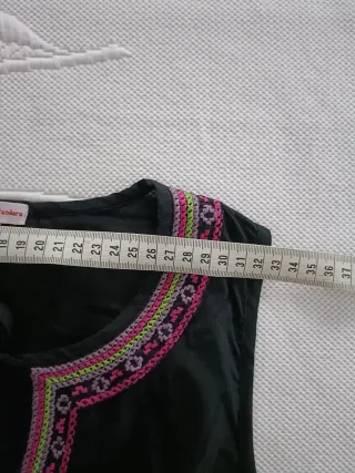 Blusón negro sin mangas bordado