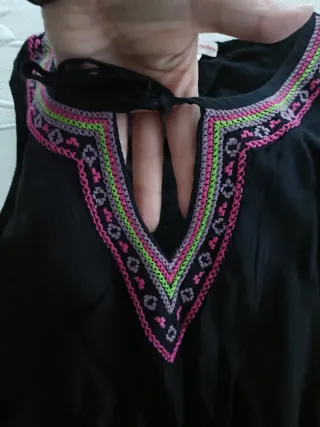 Blusón negro sin mangas bordado