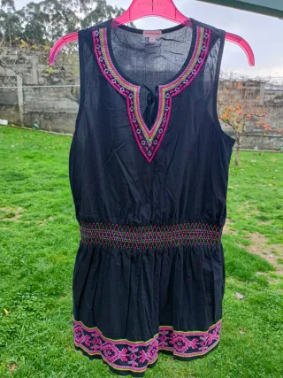 Blusón negro sin mangas bordado