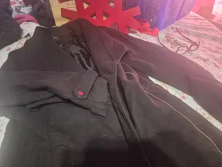 Abrigo negro con cremallera asimétrica