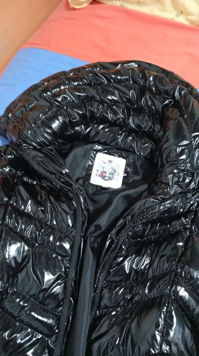 Chaqueta negra brillante