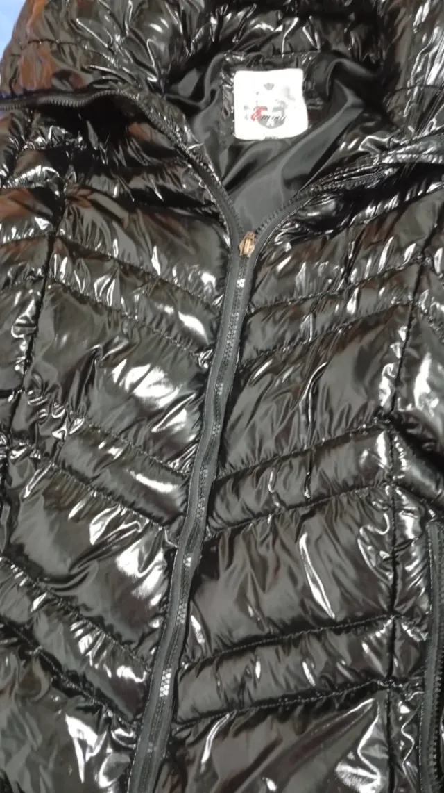 Chaqueta negra brillante