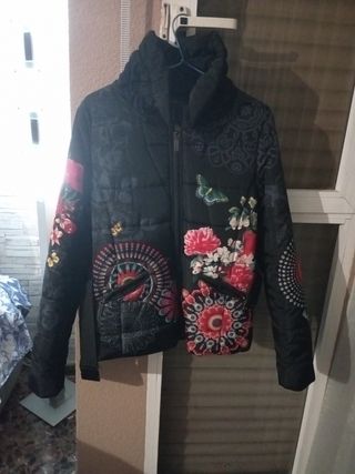 Plumífero negro con estampado multicolor