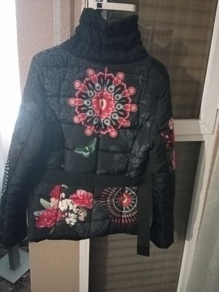 Plumífero negro con estampado multicolor