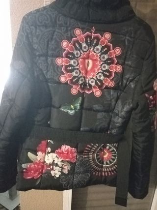 Plumífero negro con estampado multicolor