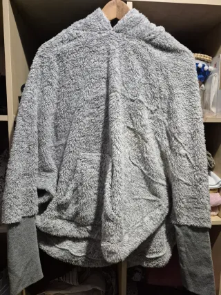 Jersey gris con encaje blanco