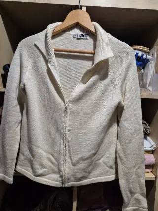 Jersey gris con encaje blanco