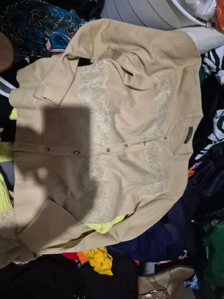 Jersey gris con encaje blanco