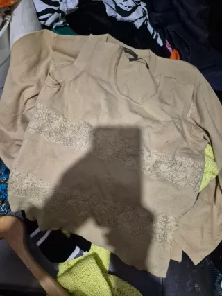 Jersey gris con encaje blanco