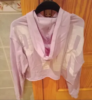 Sudadera Bershka rosa crop top