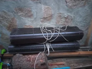 Persianas de madera, rústicas.