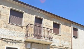 Ventanas y puertas de aluminio marrón.