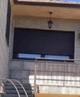 Ventanas y puertas de aluminio marrón.