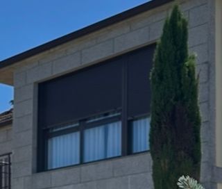 Ventanas y puertas de aluminio marrón.