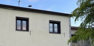 Ventanas y puertas de aluminio marrón.