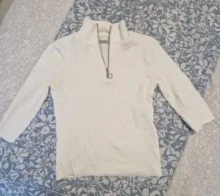 Top blanco con cremallera