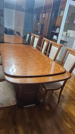 Mesa de comedor de madera