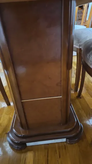Mesa de comedor de madera