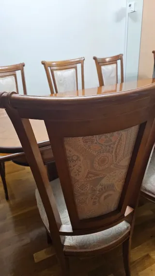 Mesa de comedor de madera