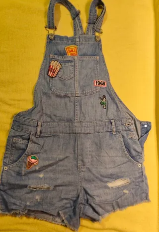 Pantalón peto corto vaquero con parches