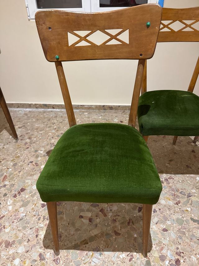 Juego de 4 sillas de madera y terciopelo
