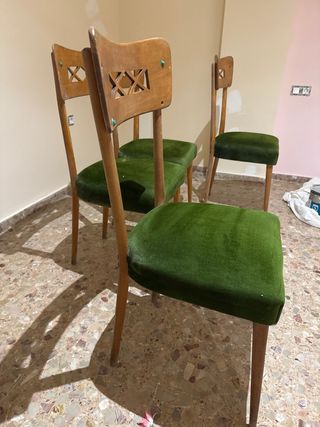 Juego de 4 sillas de madera y terciopelo