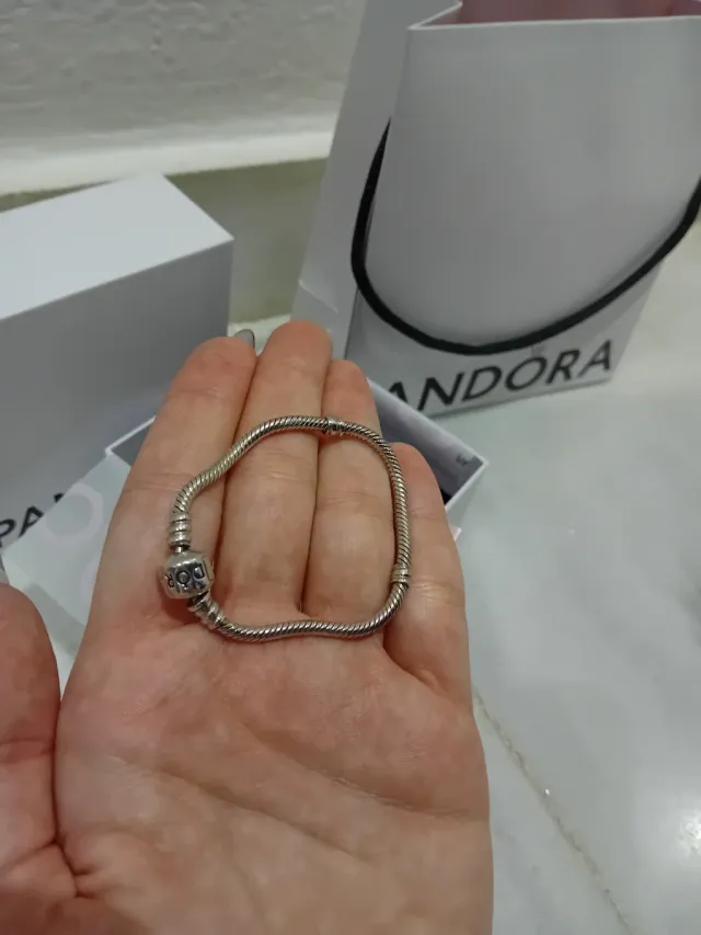Pulsera original Pandora para niña.