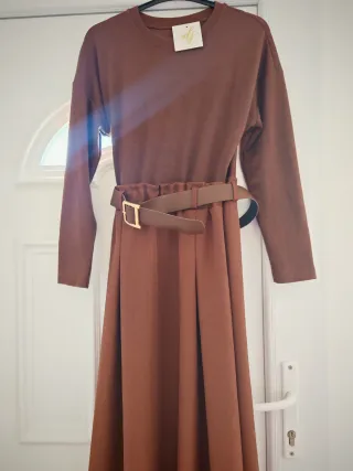 Vestido marrón con cinturón