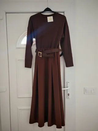 Vestido marrón con cinturón