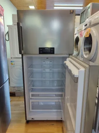 Nevera Daewoo plateada con dispensador