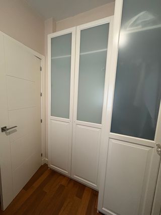 Armario blanco puertas cristal y madera