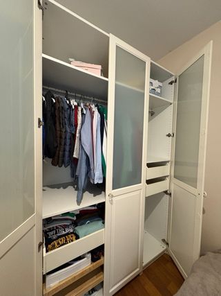 Armario blanco puertas cristal y madera